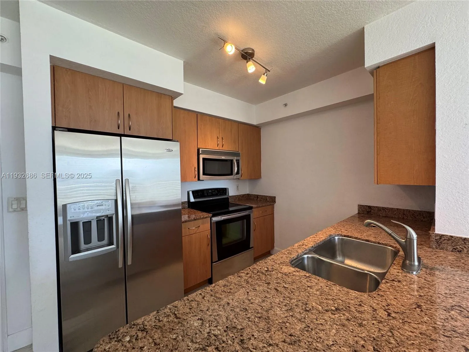 1 bedroom 1 bath for sale at 1830 Radius Dr # 915, Hollywood FL 33020