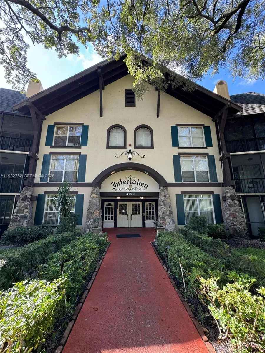 1 bedroom 1 bath for sale at 3720 Inverrary Dr # 1N, Lauderhill FL 33319