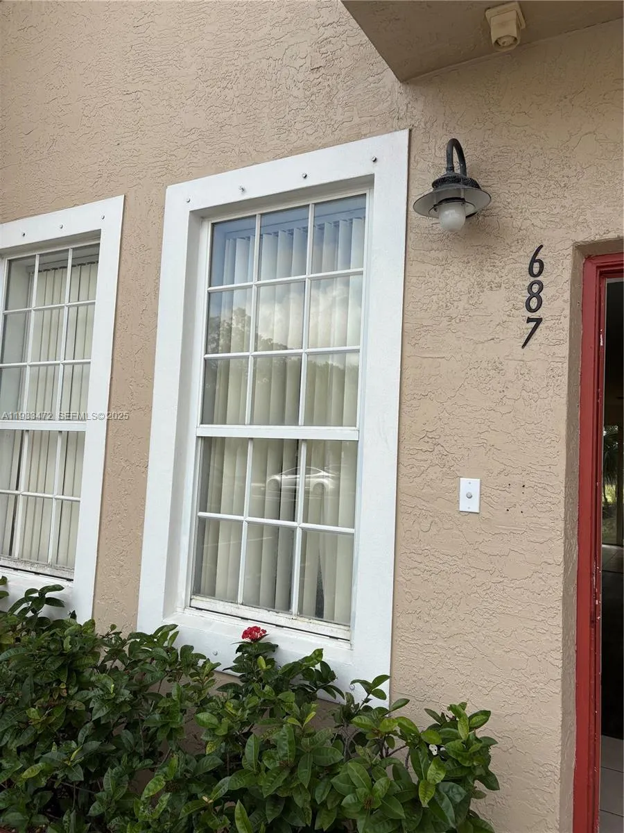 687 NW 42nd Ave, Plantation FL 33317