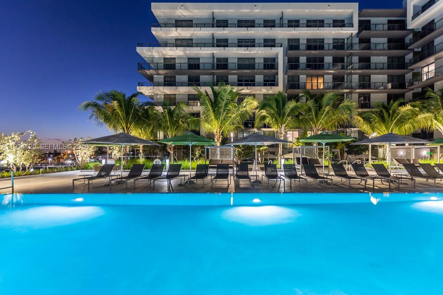 1 bedroom 2 bath for sale at 2960 NE 207 St # 810, Aventura FL 33180