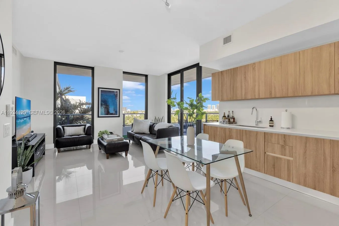 2960 NE 207 St # 810, Aventura FL 33180