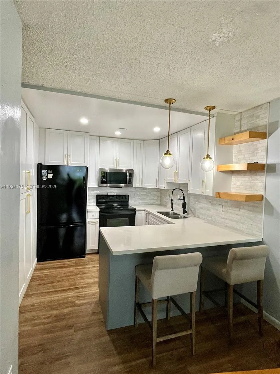 2 bedroom 1 bath for sale at 1750 W 56th St # 211, Hialeah FL 33012