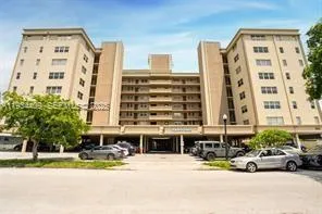 2 bedroom 2 bath for sale at 1811 Jefferson St # 501, Hollywood FL 33020