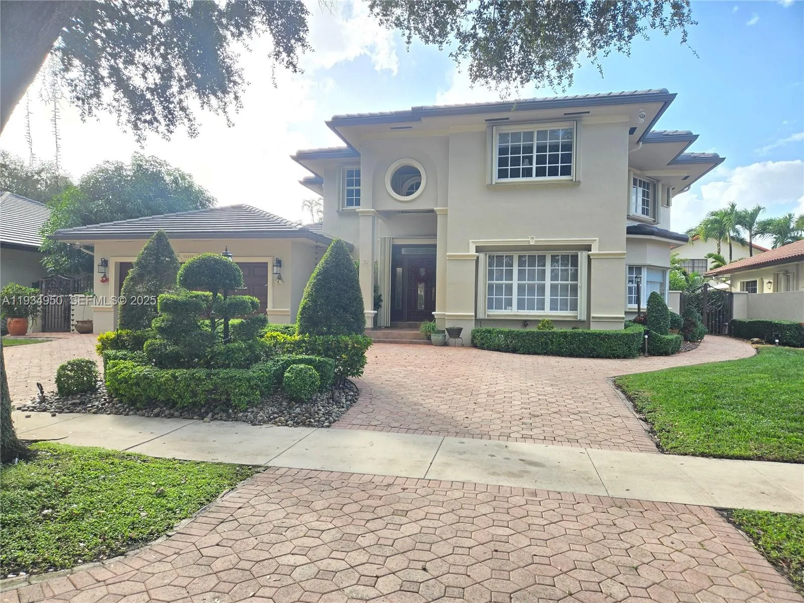 5 bedroom 3 bath for sale at 16422 NW 83rd Pl, Miami Lakes FL 33016