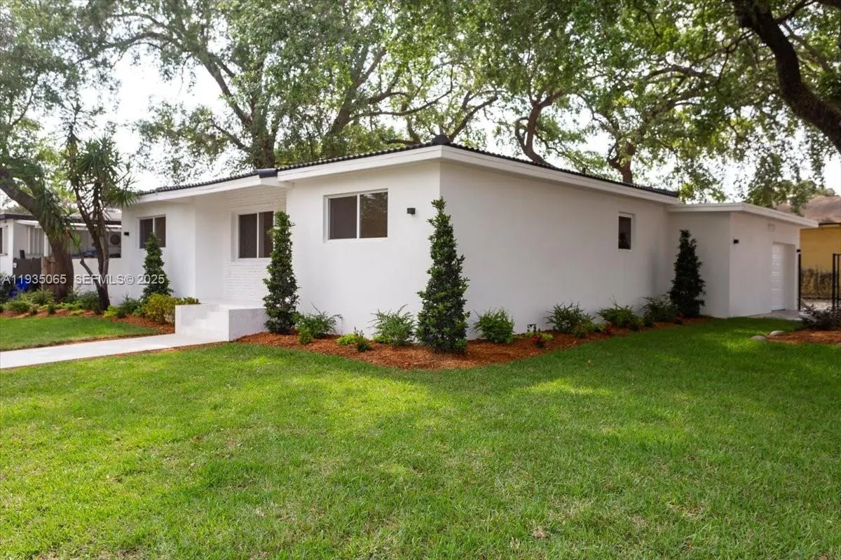 3260 NW 9th St, Miami FL 33125