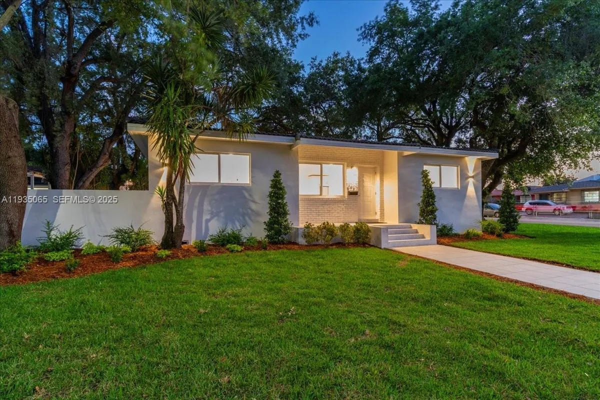 3260 NW 9th St, Miami FL 33125