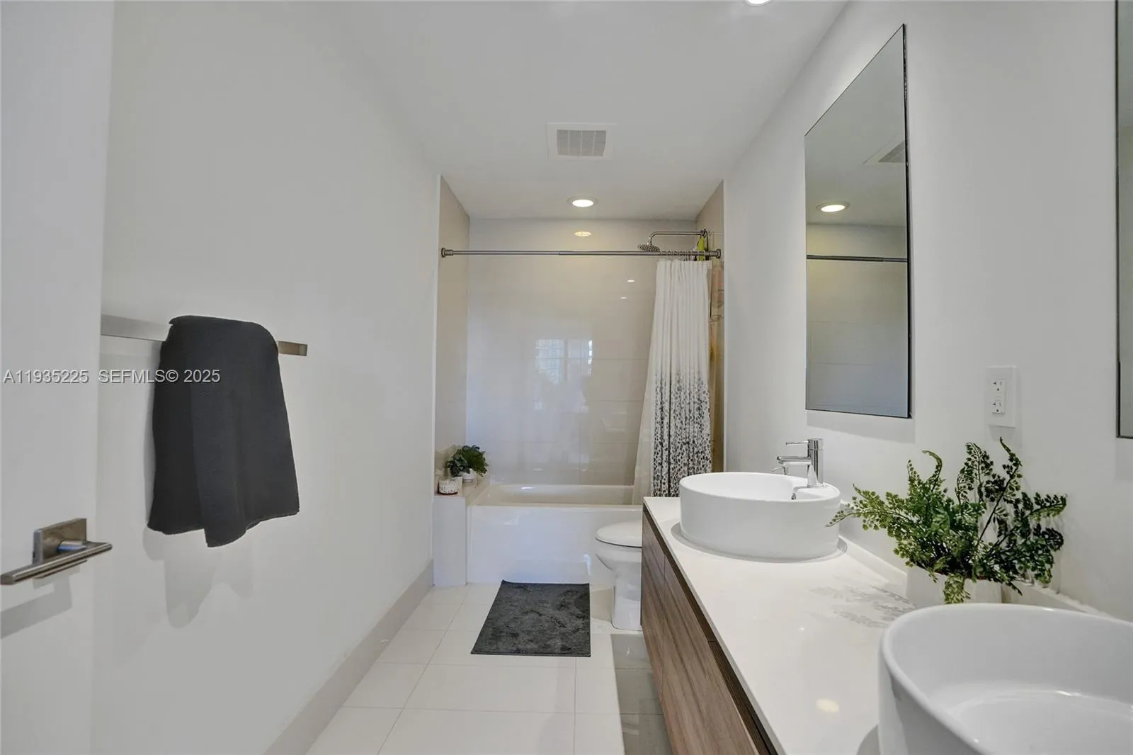 121 NE 34th St # 902, Miami FL 33137