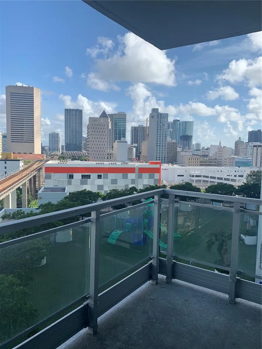 1 bedroom 1 bath for sale at 90 SW 3rd St # 1211, Miami FL 33130