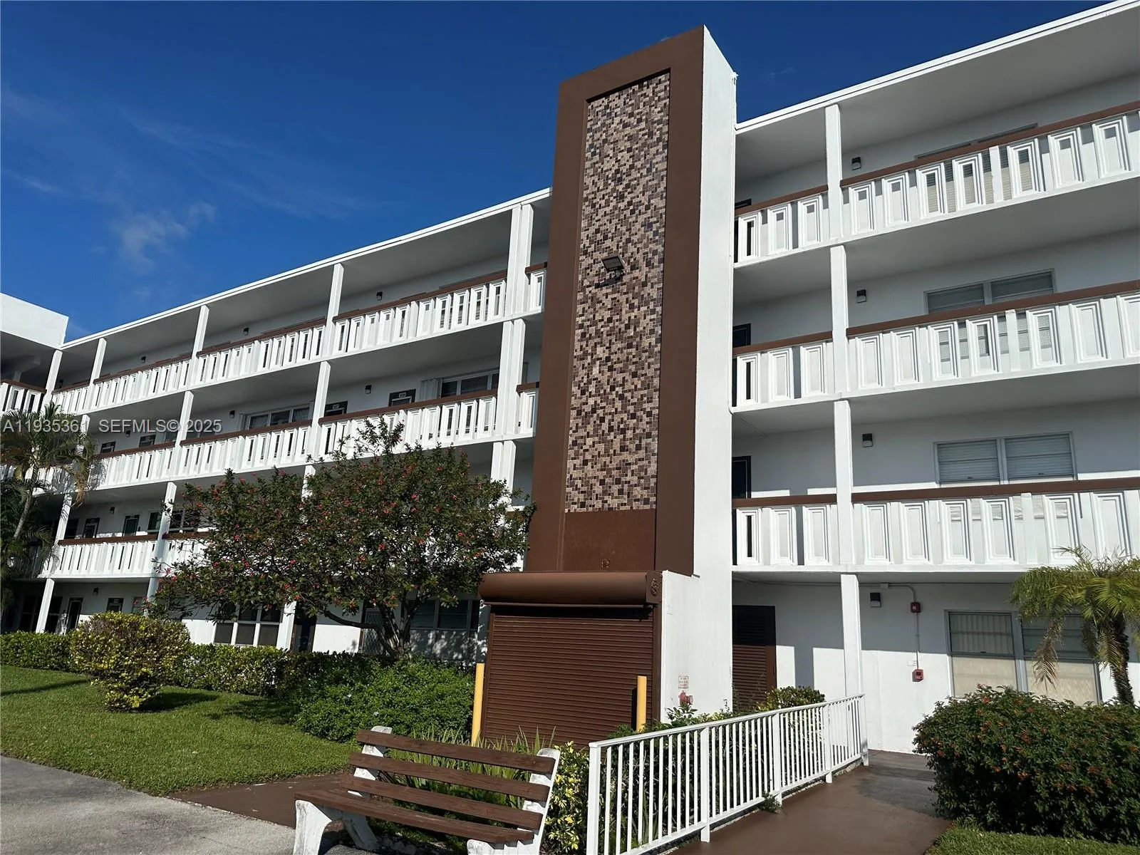1 bedroom 1 bath for sale at 1058 E Harwood  E # 1058, Deerfield Beach FL 33442