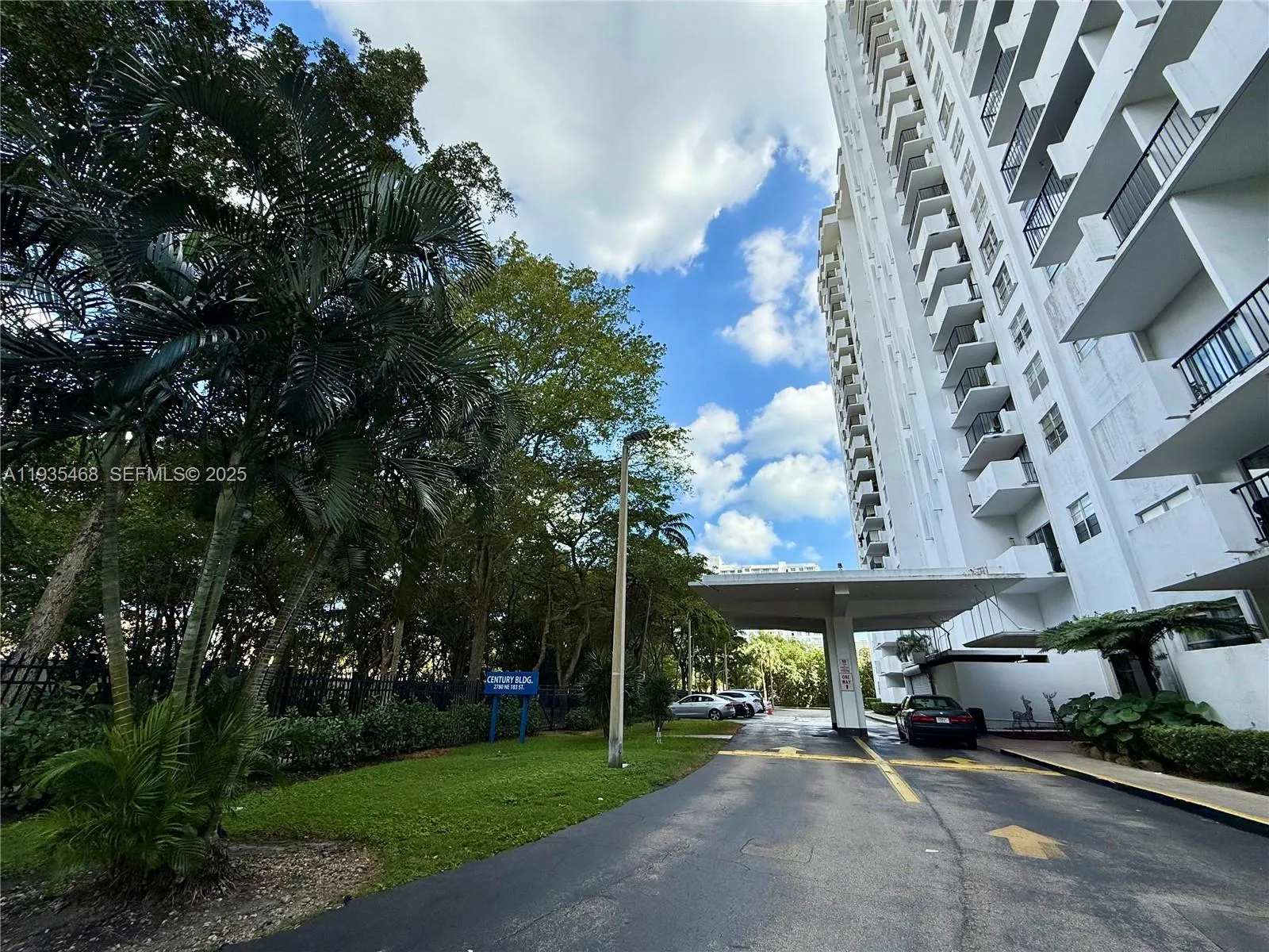 2 bedroom 2 bath for sale at 2780 NE 183rd St # 514, Aventura FL 33160