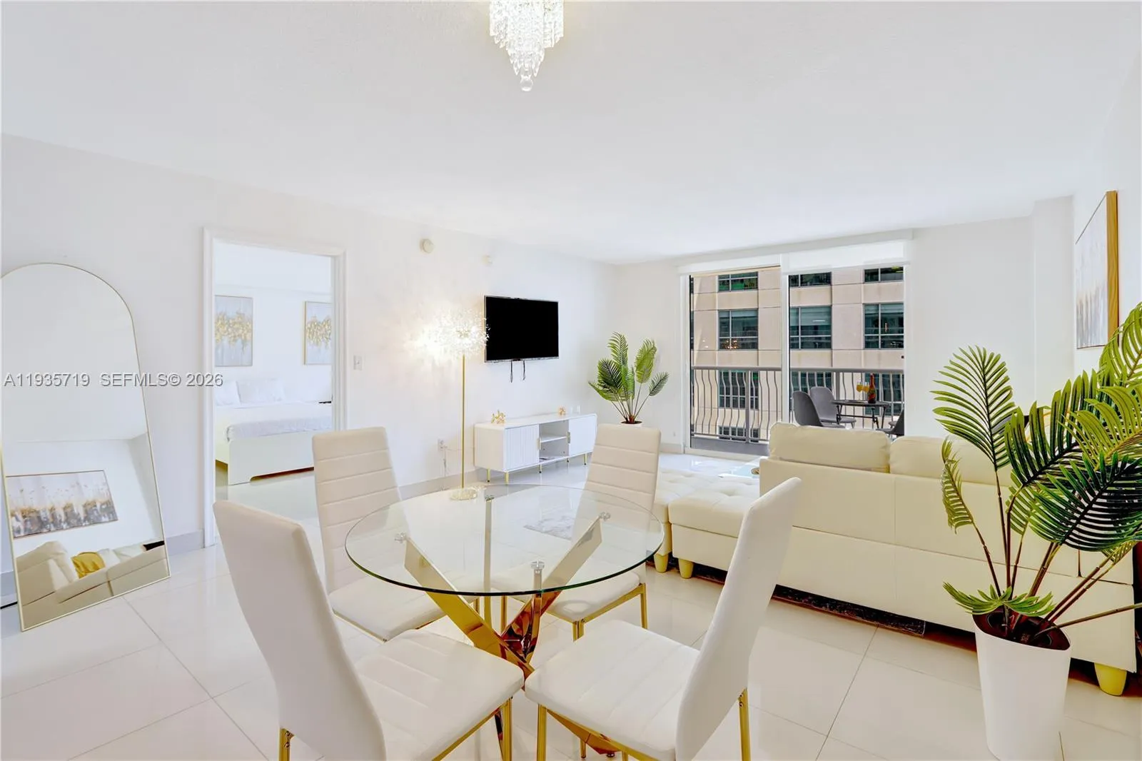 1 bedroom 1 bath for sale at 1200 Brickell Bay Dr # 2504, Miami FL 33131