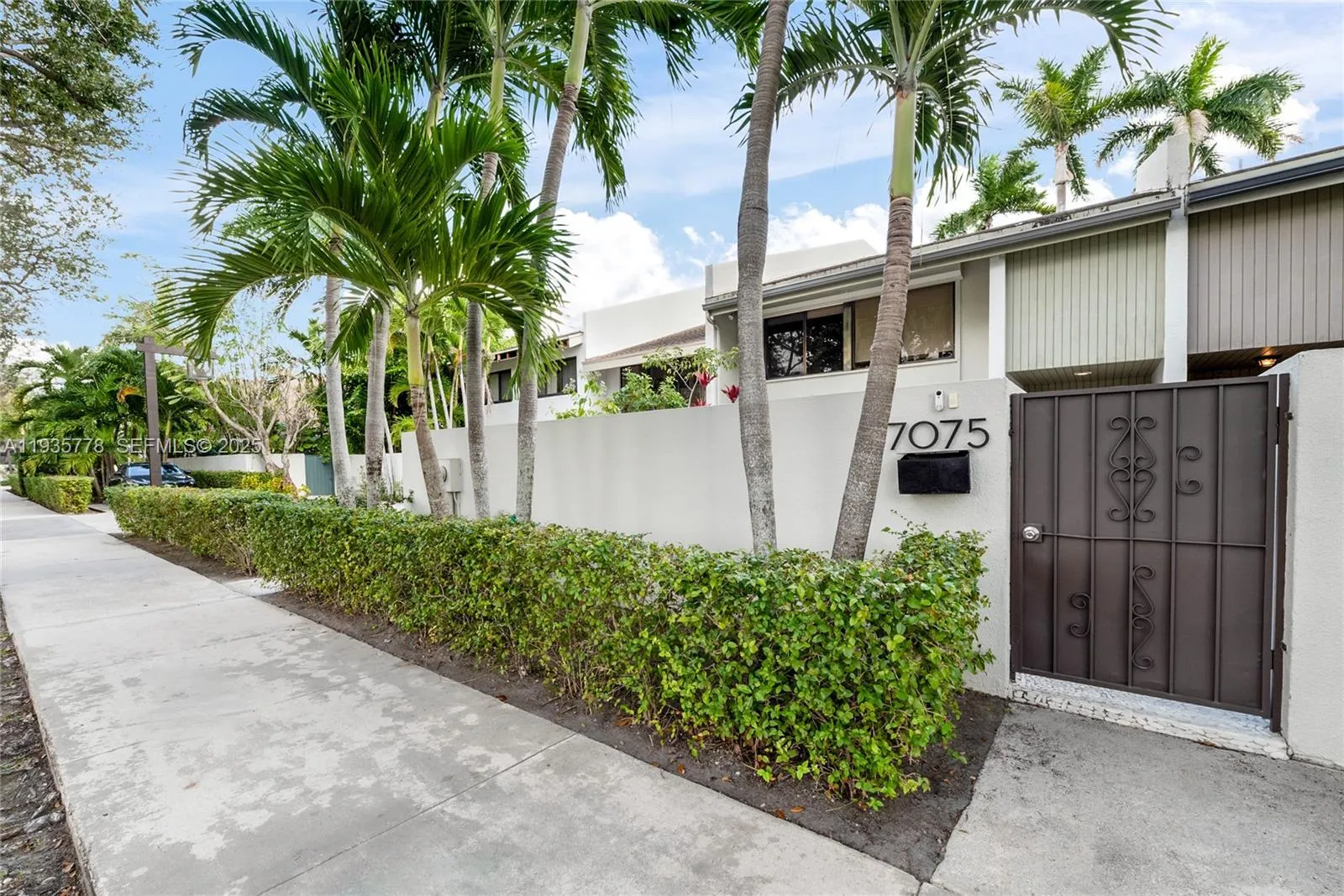 3 bedroom 2 bath for sale at 7075 SW 67th Ave # 14, South Miami FL 33143