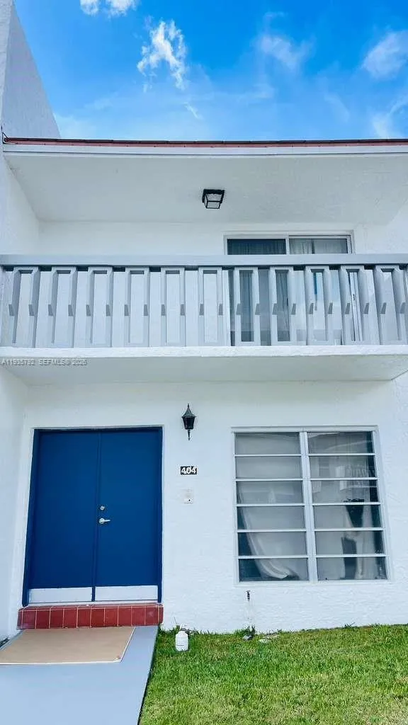 3 bedroom 2 bath for sale at 17120 SW 94th Ave # 404, Palmetto Bay FL 33157