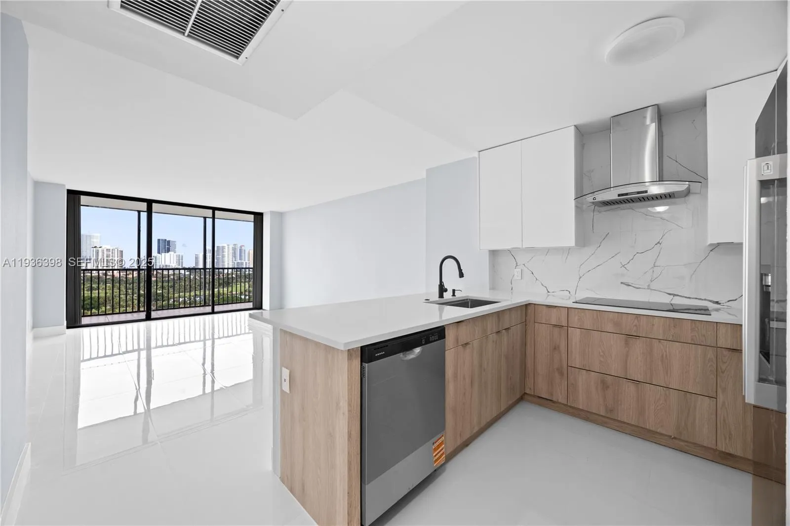 1 bedroom 1 bath Residential for sale at 20335 W Country Club Dr # 1905, Aventura FL 33180