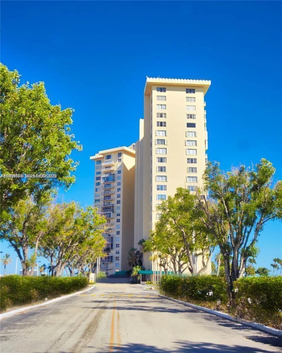 2 bedroom 2 bath for rent at 11111 Biscayne Blvd # 18E, Miami FL 33181