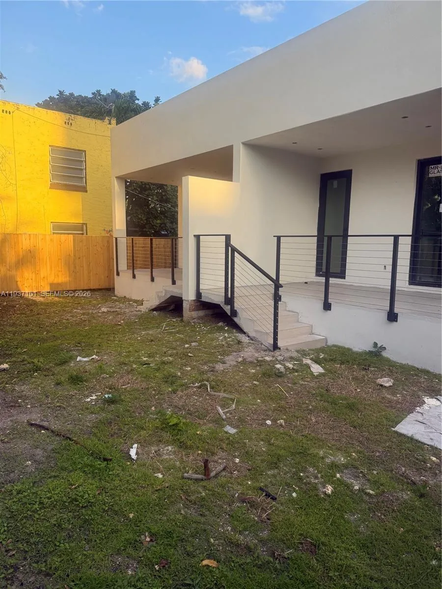 1730 NW 16th St, Miami FL 33125