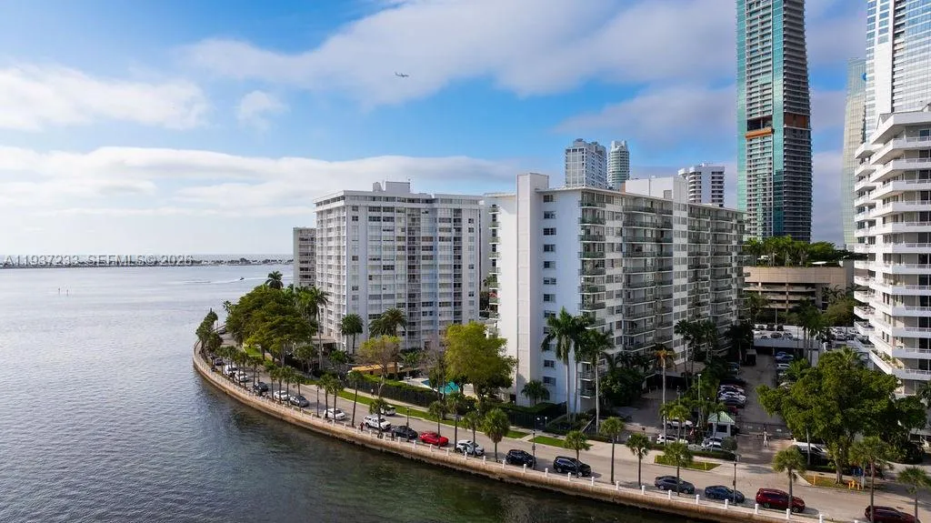 1 bedroom 1 bath for sale at 1408 Brickell Bay Dr # 706, Miami FL 33131