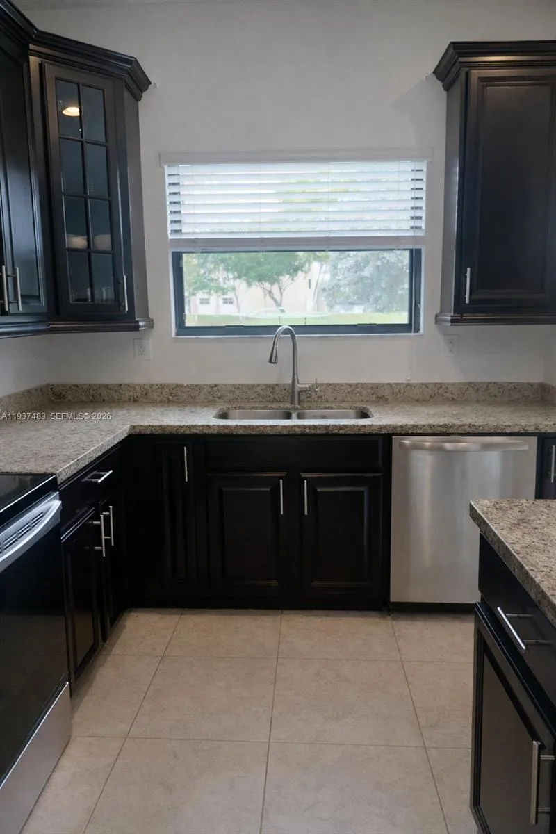 909 NE 193rd Ter, Miami FL 33179