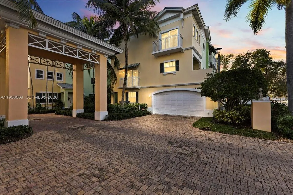 3 bedroom 3 bath for sale at 630 SE 15th St # 3, Fort Lauderdale FL 33316