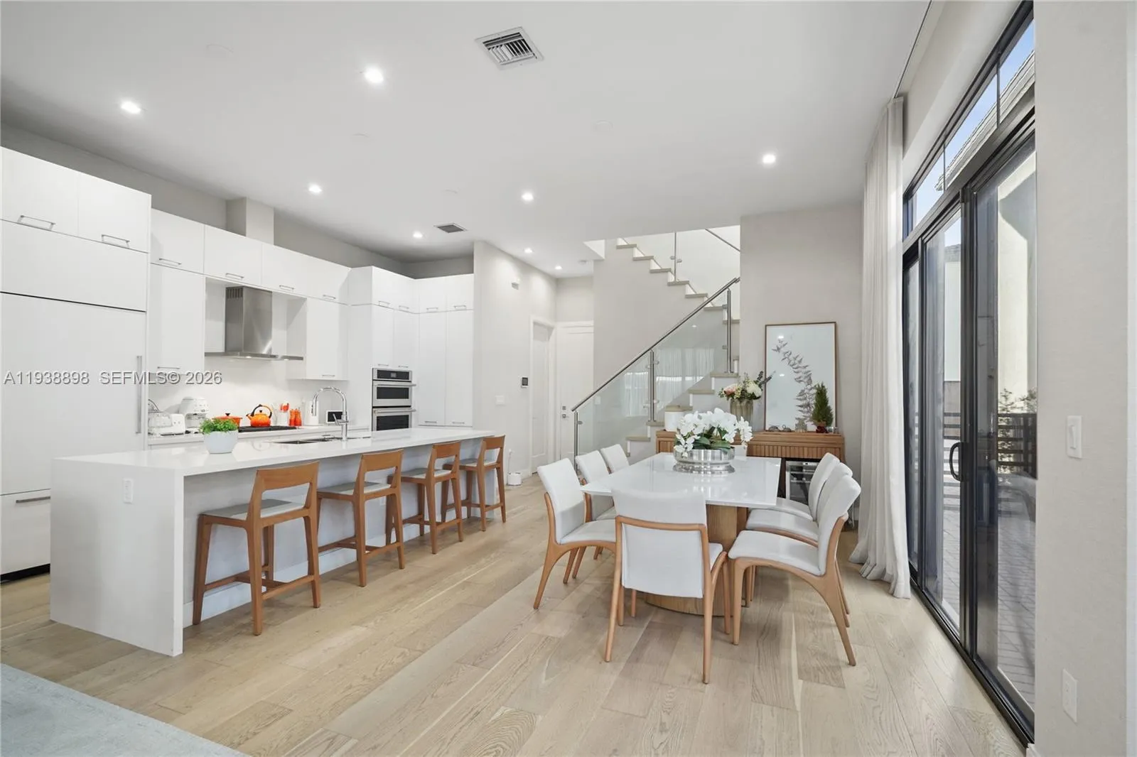 4 bedroom 4 bath for sale at 8144 NW 43rd St, Doral FL 33166