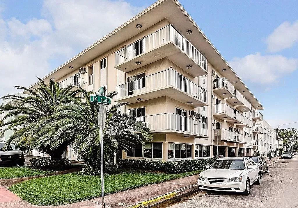 1 bedroom 1 bath for sale at 1420 Pennsylvania Ave # 210, Miami Beach FL 33139