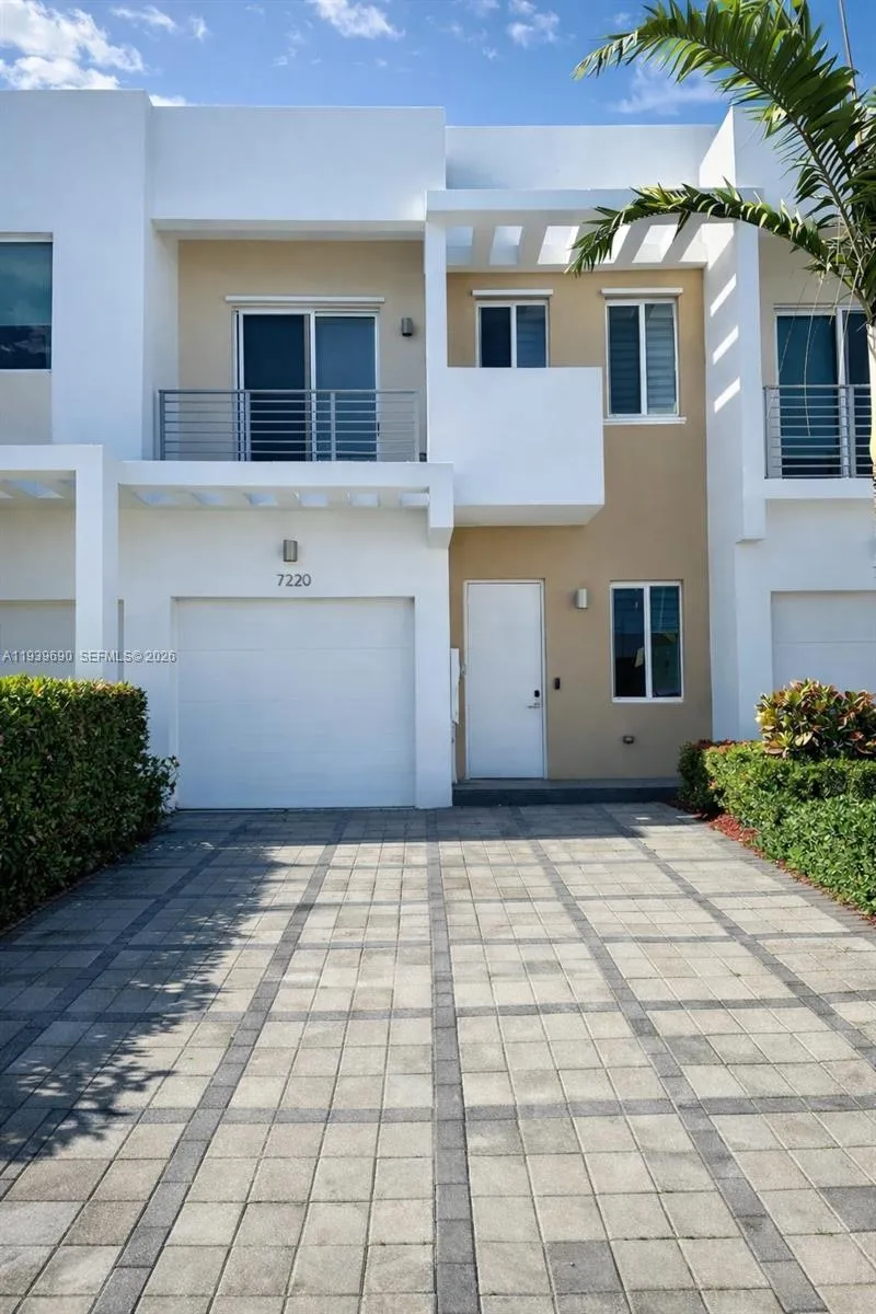 3 bedroom 3 bath for sale at 7220 NW 103rd Path, Doral FL 33178