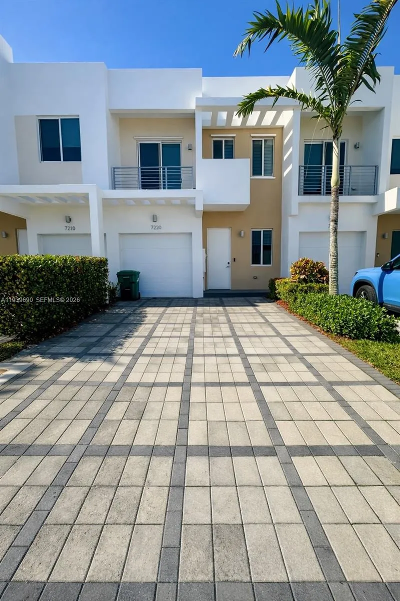 7220 NW 103rd Path, Doral FL 33178