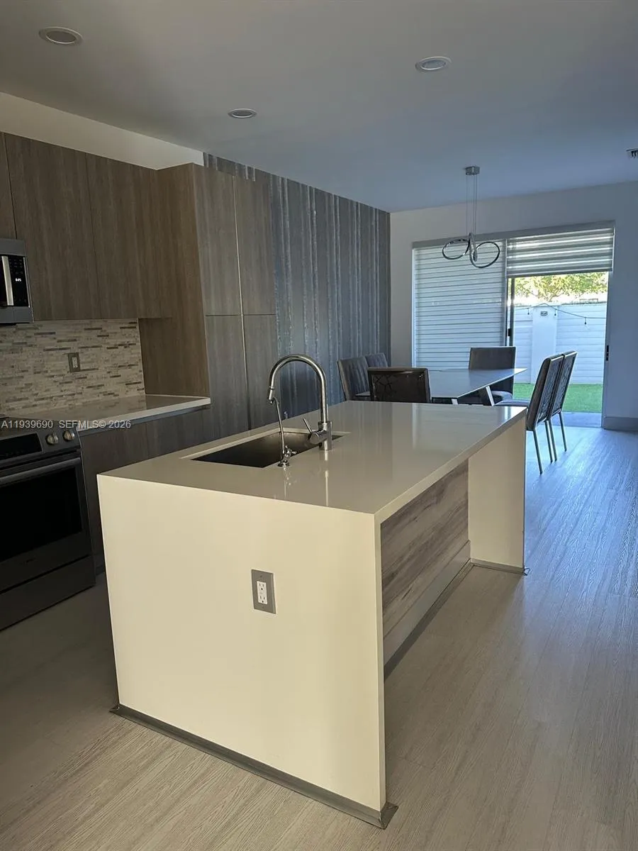 7220 NW 103rd Path, Doral FL 33178