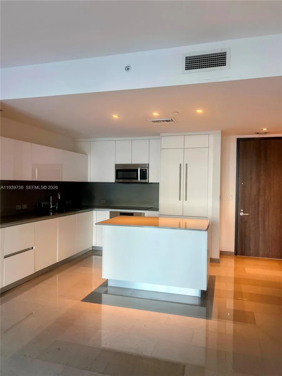 88 SW 7th St # 1205, Miami FL 33130
