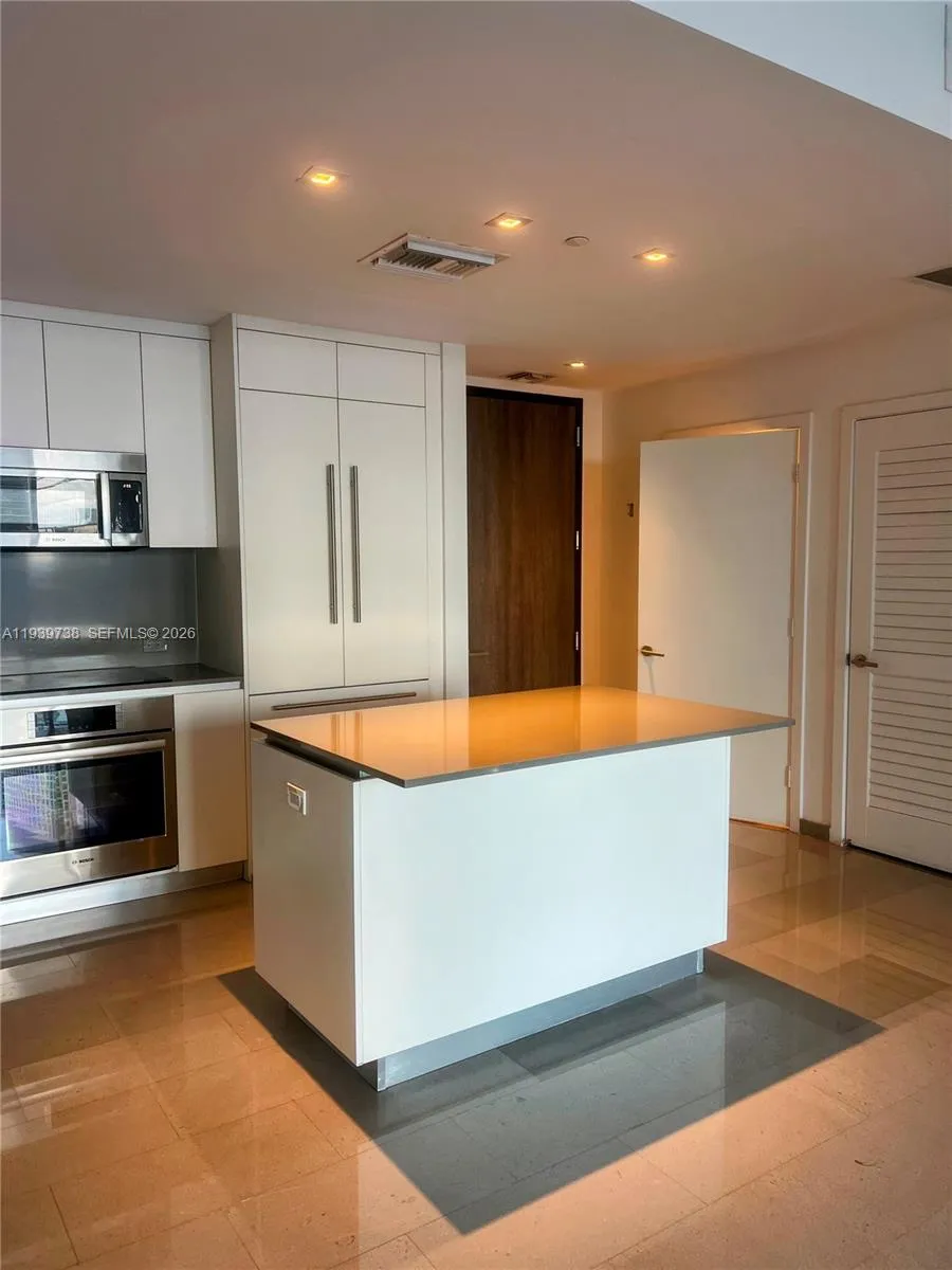 88 SW 7th St # 1205, Miami FL 33130
