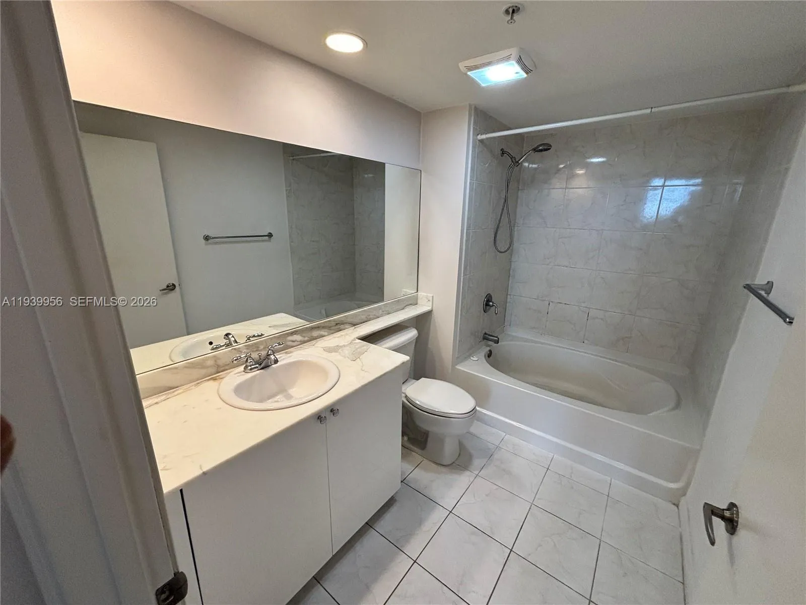 2775 NE 187th St # 403, Aventura FL 33180