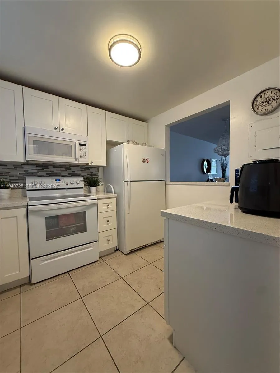 9540 Sunrise Lakes Blvd # 208, Sunrise FL 33322