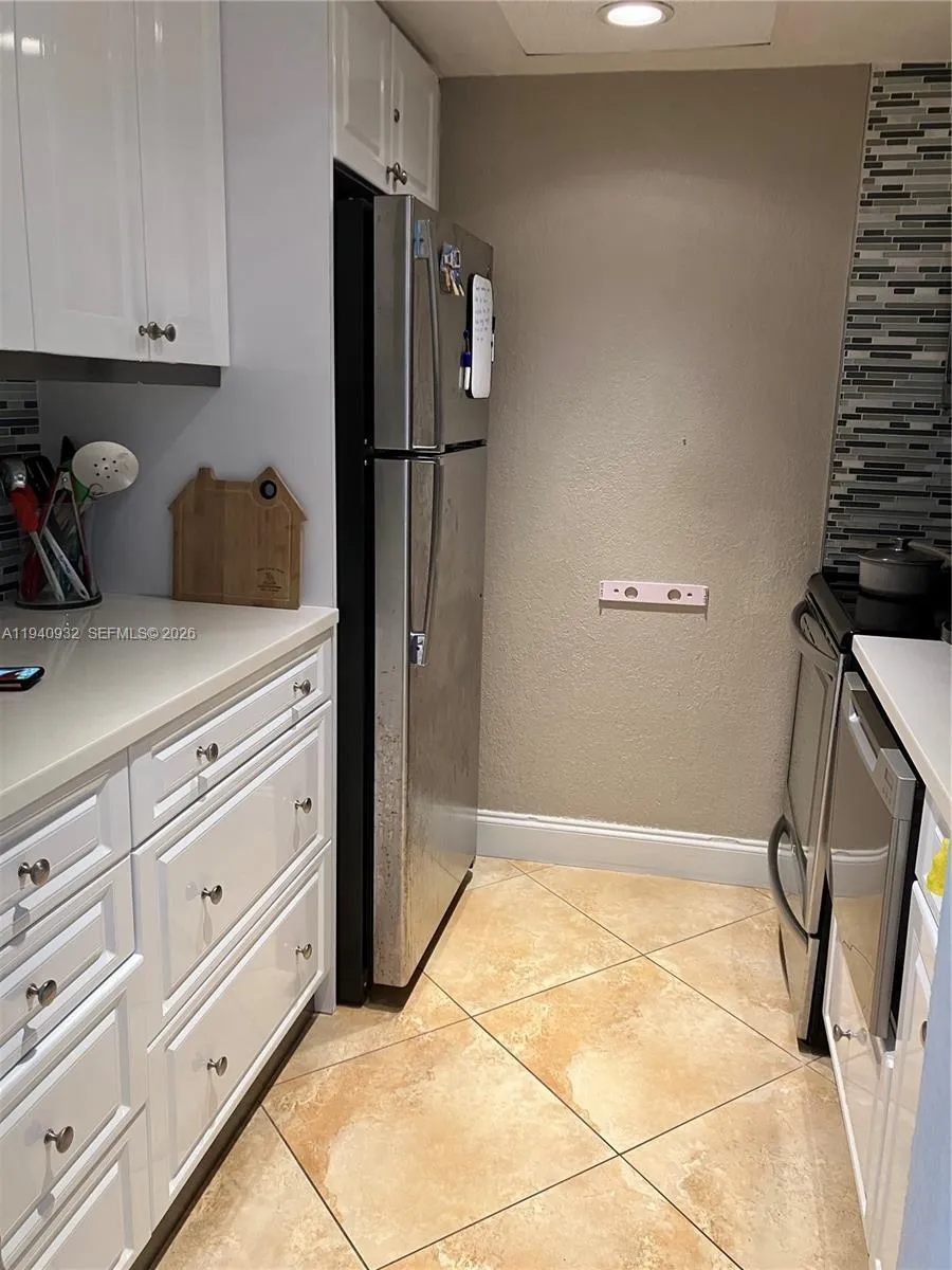 455 GOLDEN ISLE # 207, Hallandale Beach FL 33009