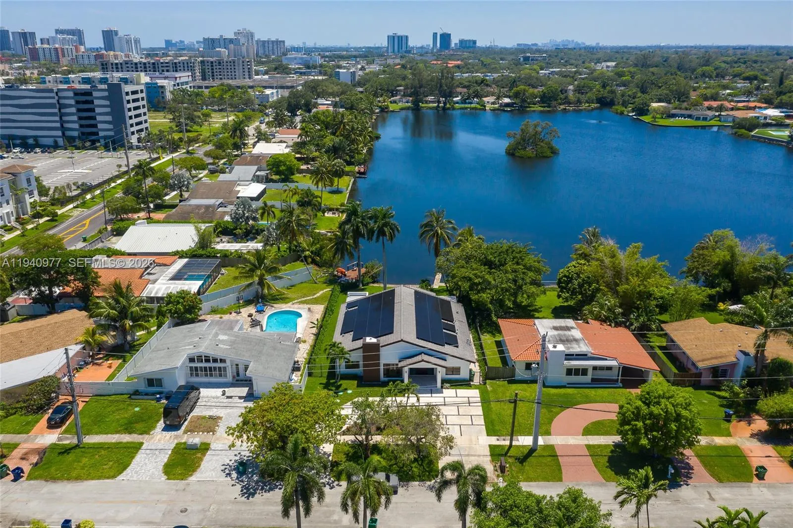 2560 NE 199th St, Miami FL 33180