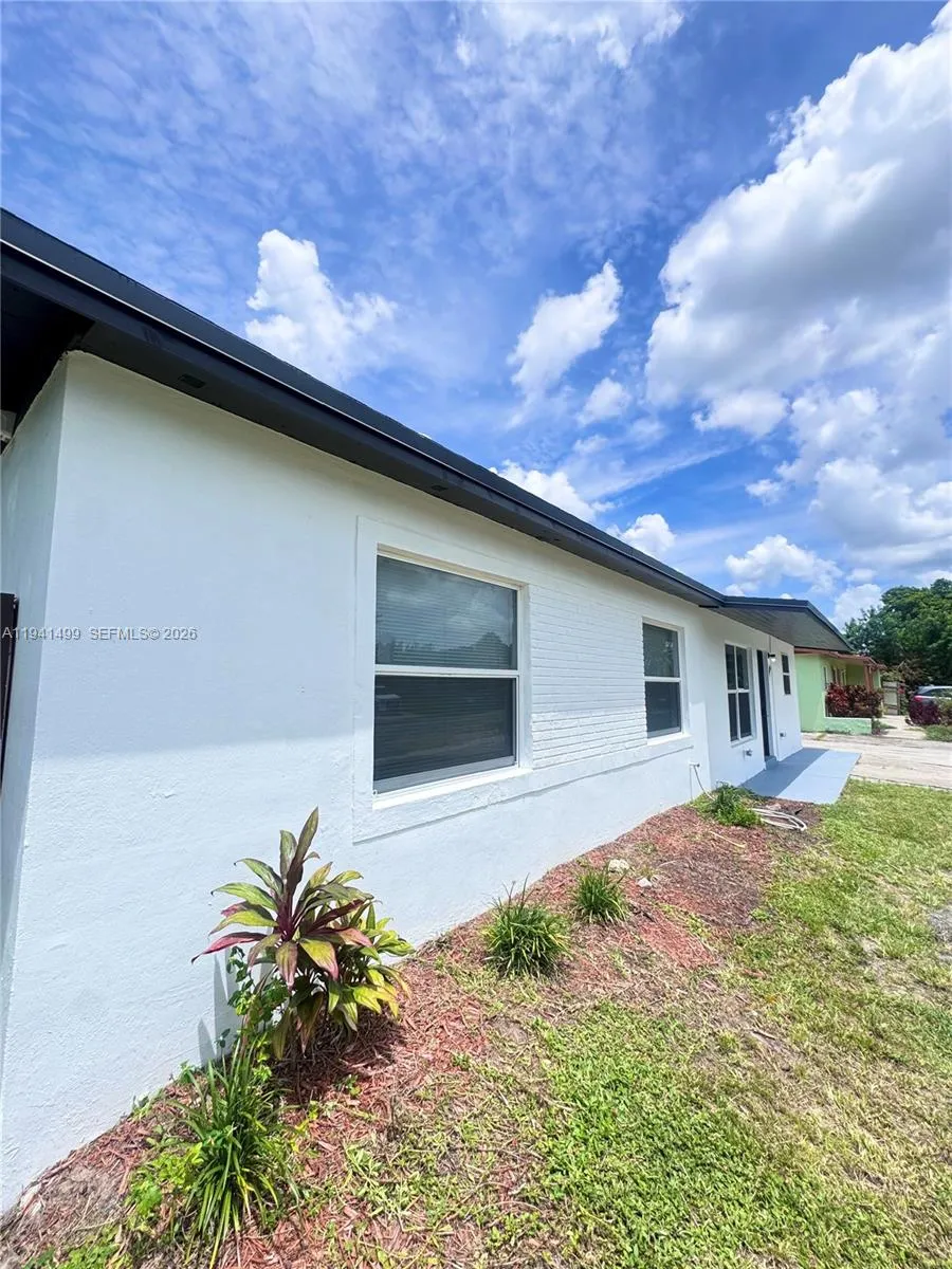 3 bedroom 2 bath for sale at 3731 SW 58th Ter, Davie FL 33314