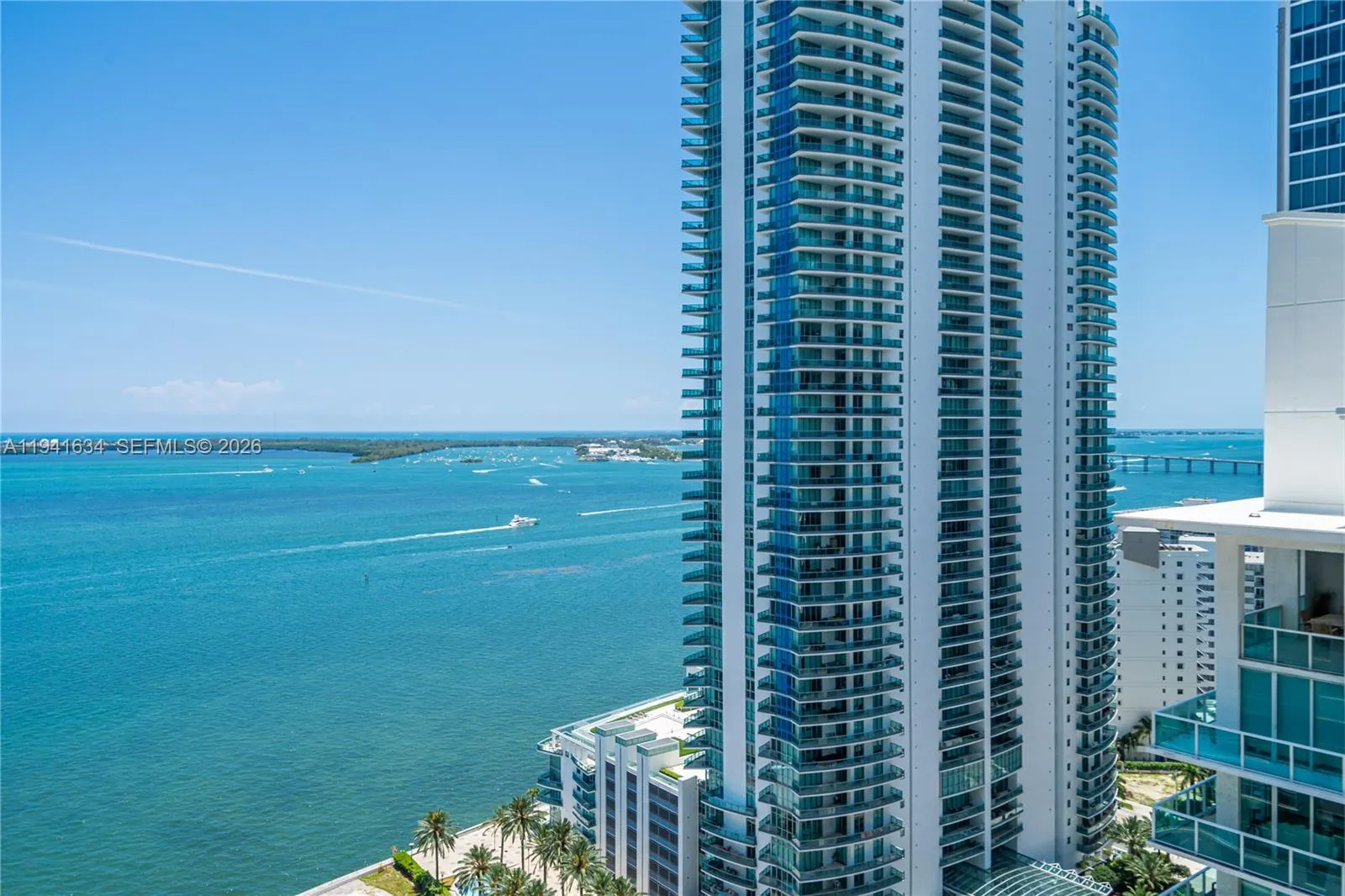 1 bedroom 1 bath for sale at 1200 Brickell Bay Dr # 2807, Miami FL 33131