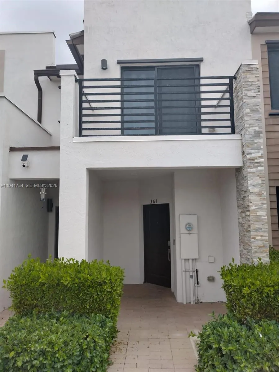 3 bedroom 2 bath for sale at 361 NE 208th Ter, Miami FL 33179