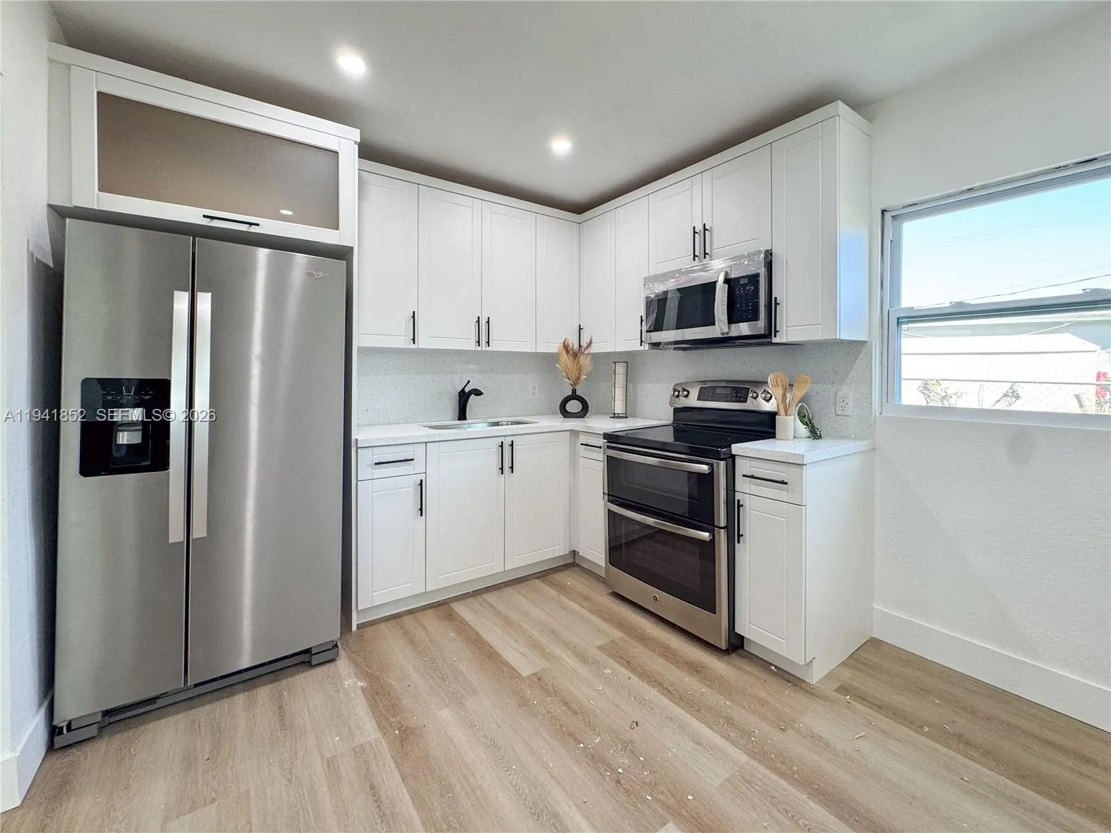 953 NE 37th St, Oakland Park FL 33334