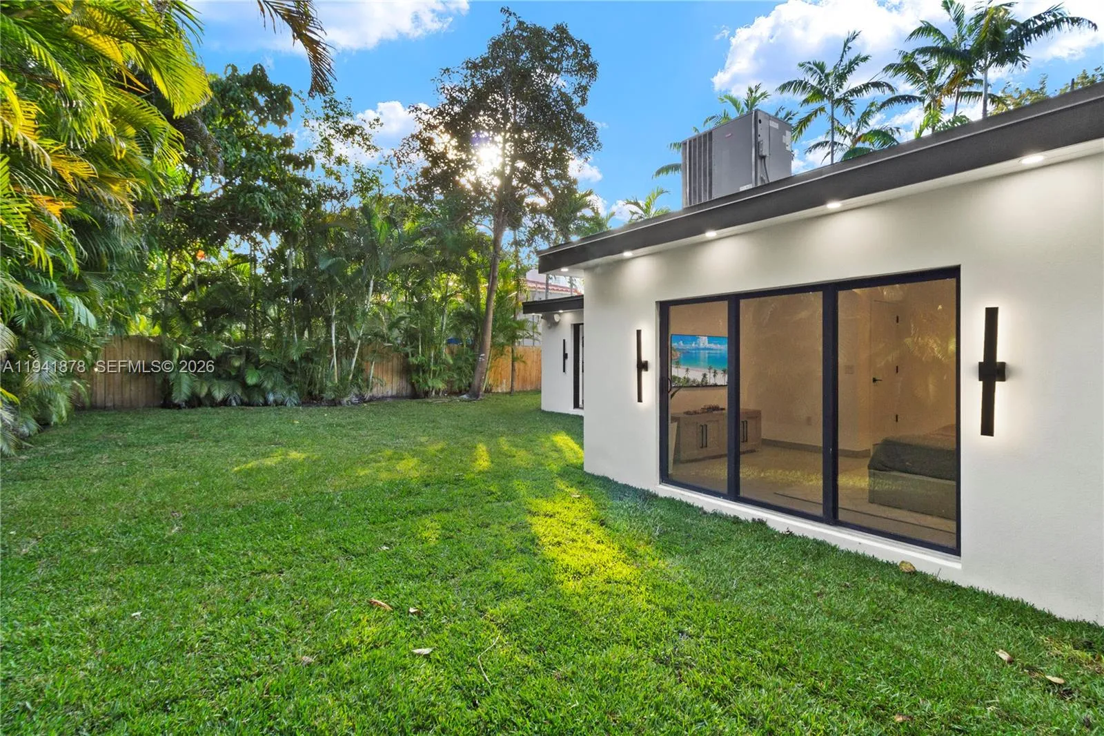 435 W 43rd St, Miami Beach FL 33140