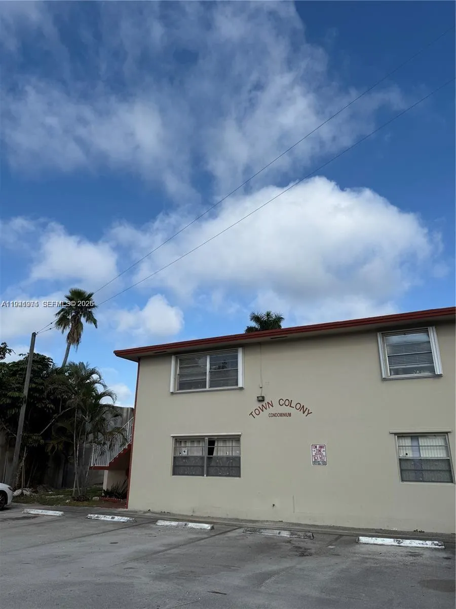 1 bedroom 1 bath for sale at 2915 Plunkett St # 12A, Hollywood FL 33020