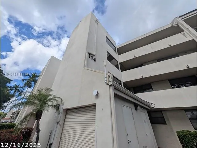 2 bedroom 2 bath for sale at 114 Lake Emerald Dr # 104, Oakland Park FL 33309