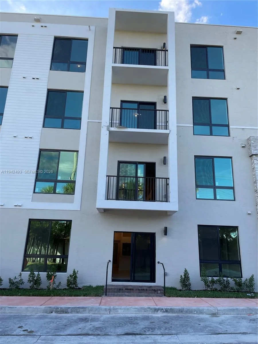 3 bedroom 2 bath for sale at 8001 NW 41st St # 108, Doral FL 33166