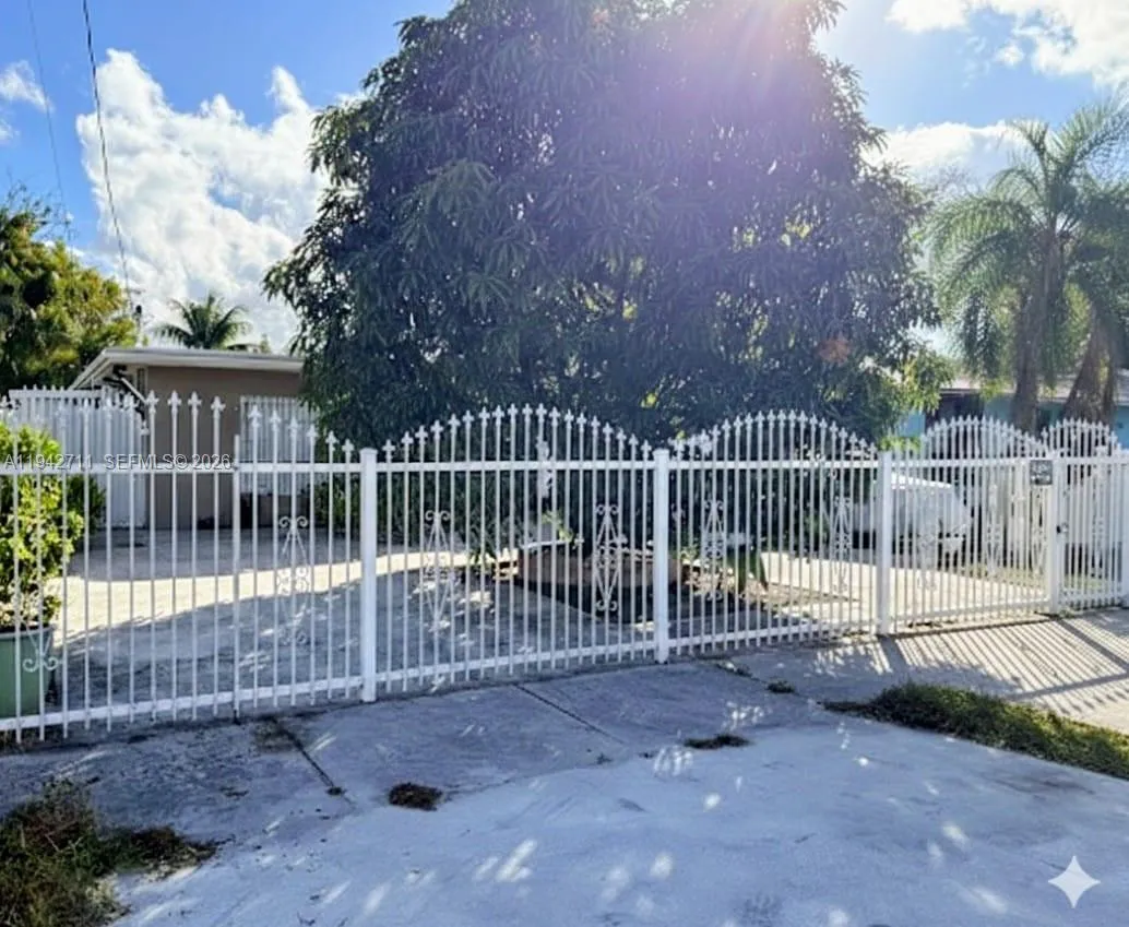 2118 NW 86th St, Miami FL 33147
