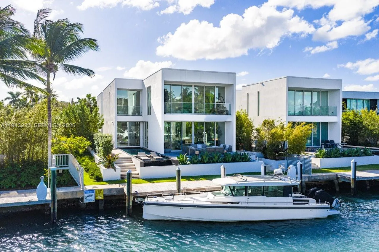 1011 W 48th St, Miami Beach FL 33140