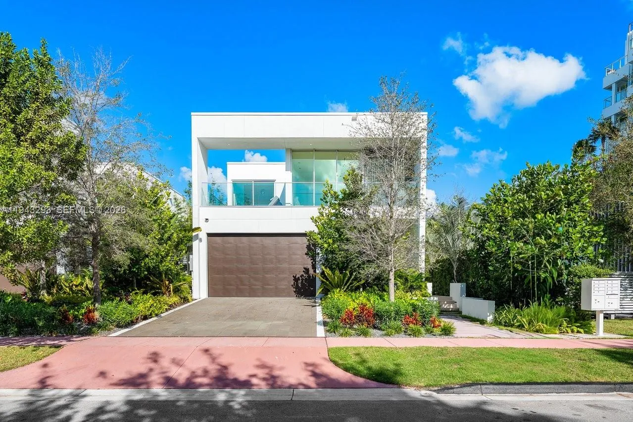 1011 W 48th St, Miami Beach FL 33140