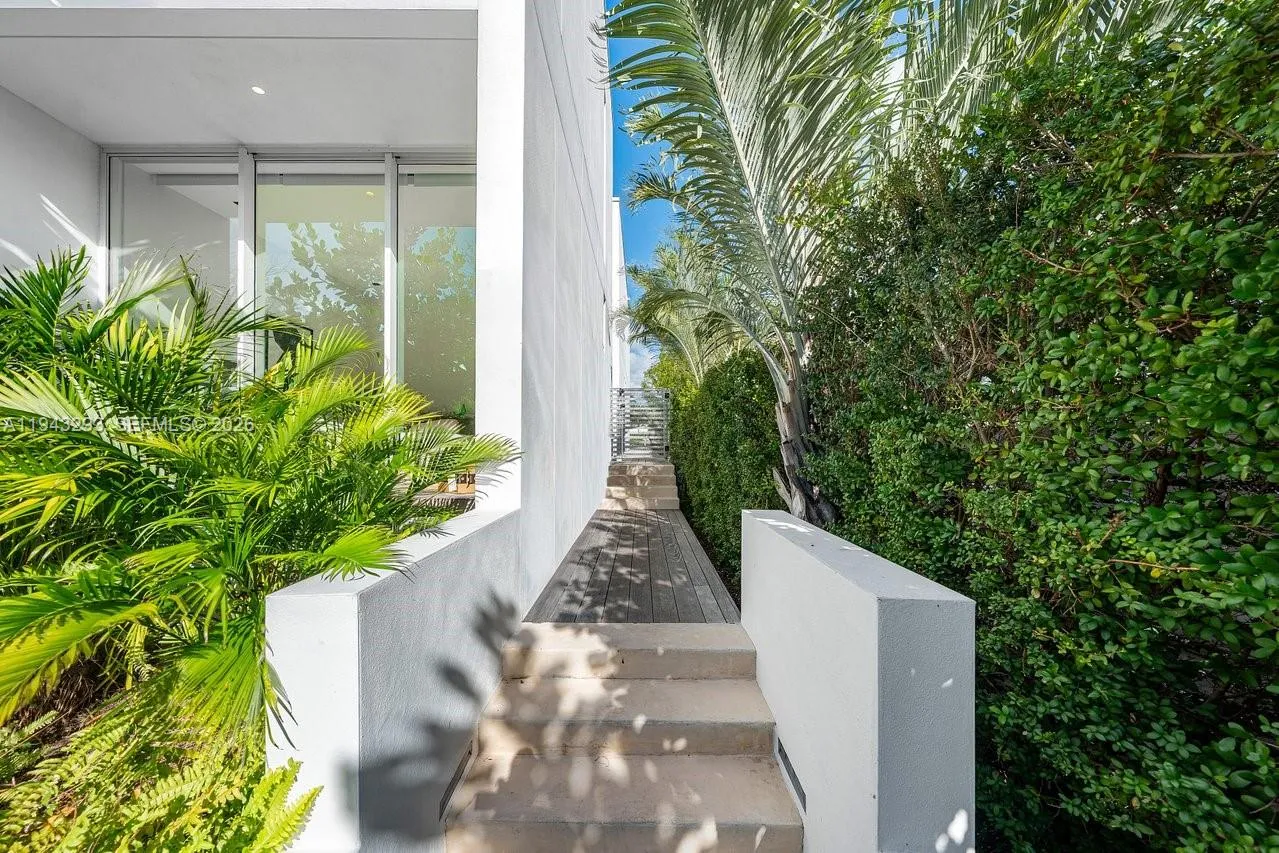 1011 W 48th St, Miami Beach FL 33140