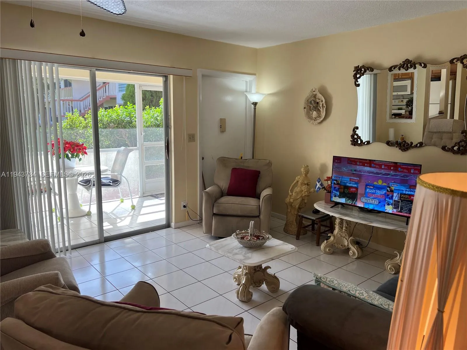 2 bedroom 1 bath for sale at 5300 Washington St # G123, Hollywood FL 33021