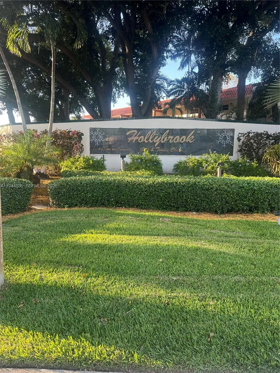 1 bedroom 1 bath for sale at 8900 Washington Blvd # 402, Pembroke Pines FL 33025