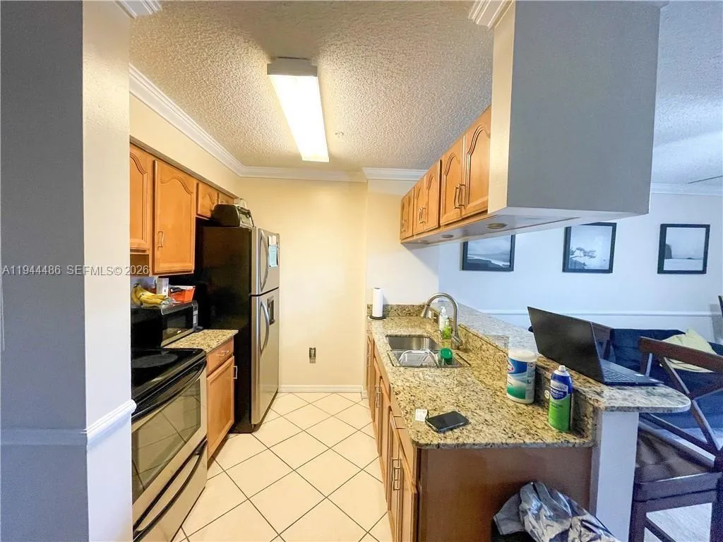 1 bedroom 1 bath for sale at 470 S Park Rd # 306, Hollywood FL 33021