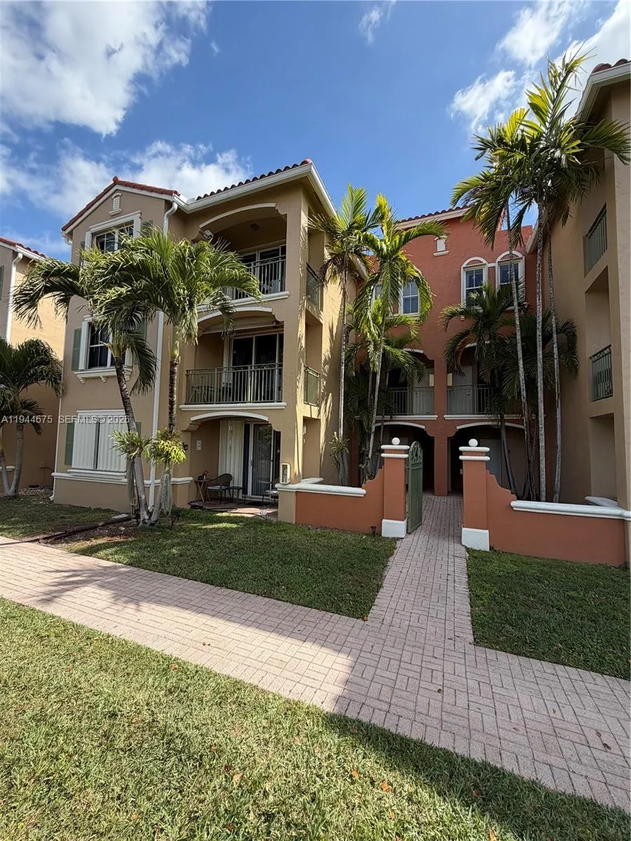 2 bedroom 2 bath for sale at 6440 NW 114th Ave # 437, Doral FL 33178